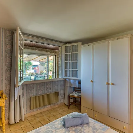 Location Fontaine De Sarac アパート